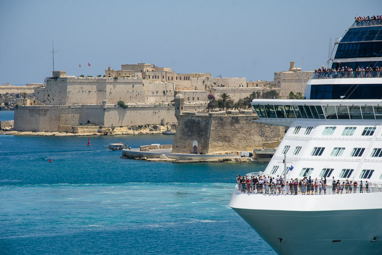 nave da crociera nella grand harbour a Malta