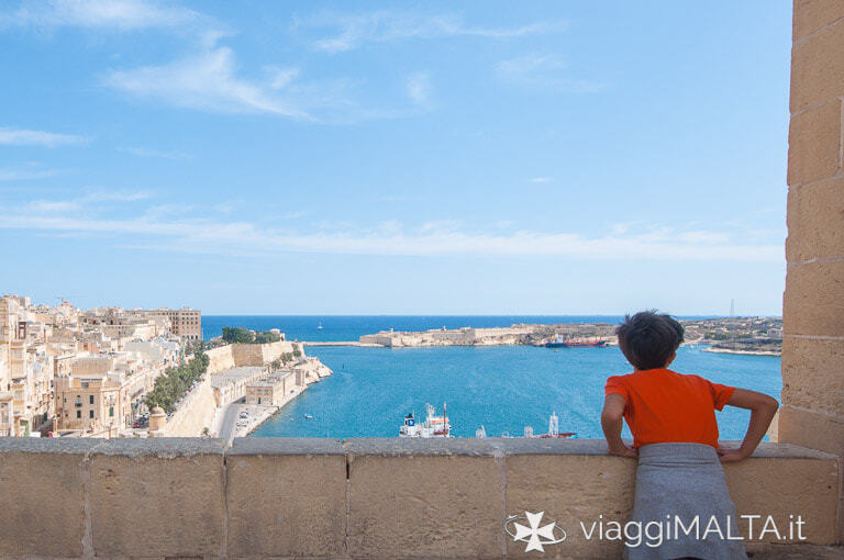 bambino che guarda il panorama di Valletta dagli Upper Barakka Gardens