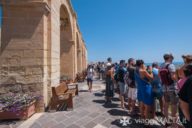 folla in attesa per la cannonata della Saluting Battery a Valletta